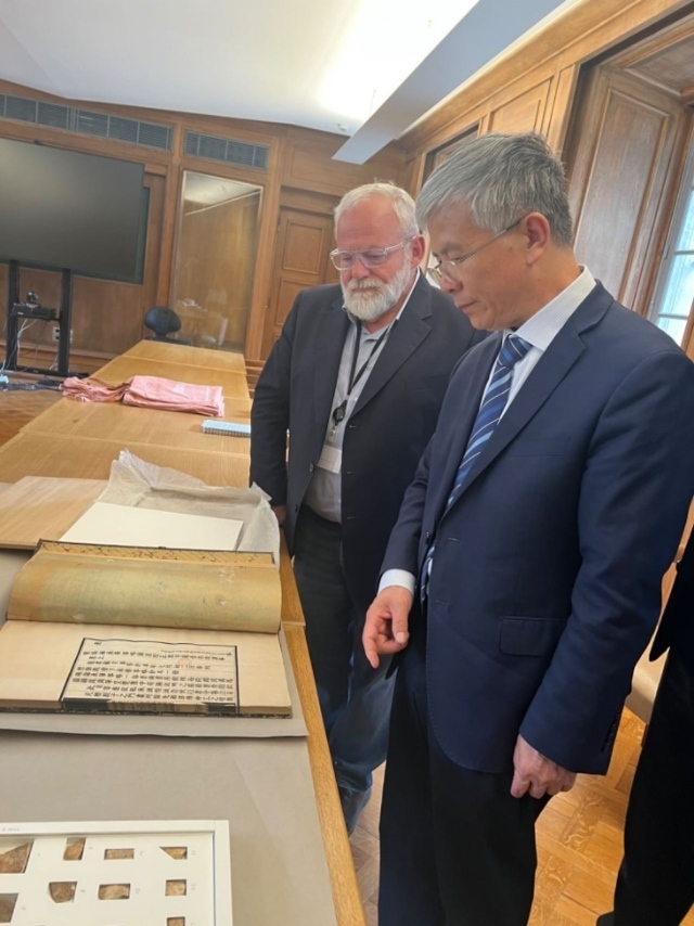 山東大學(xué)校長(zhǎng)李術(shù)才率團(tuán)訪問法國國家圖書館。山東大學(xué)供圖