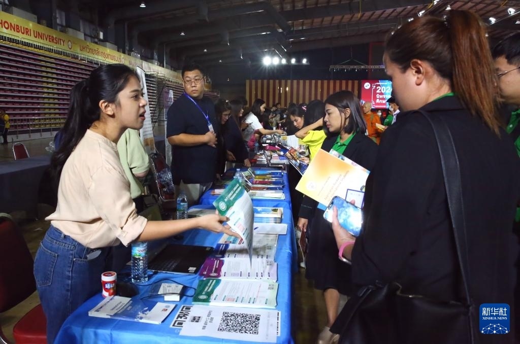 6月22日，在泰國(guó)曼谷吞武里大學(xué)舉辦的中國(guó)高等教育展上，學(xué)生在中國(guó)高校展臺(tái)前了解信息。新華社記者 孫瑋彤 攝