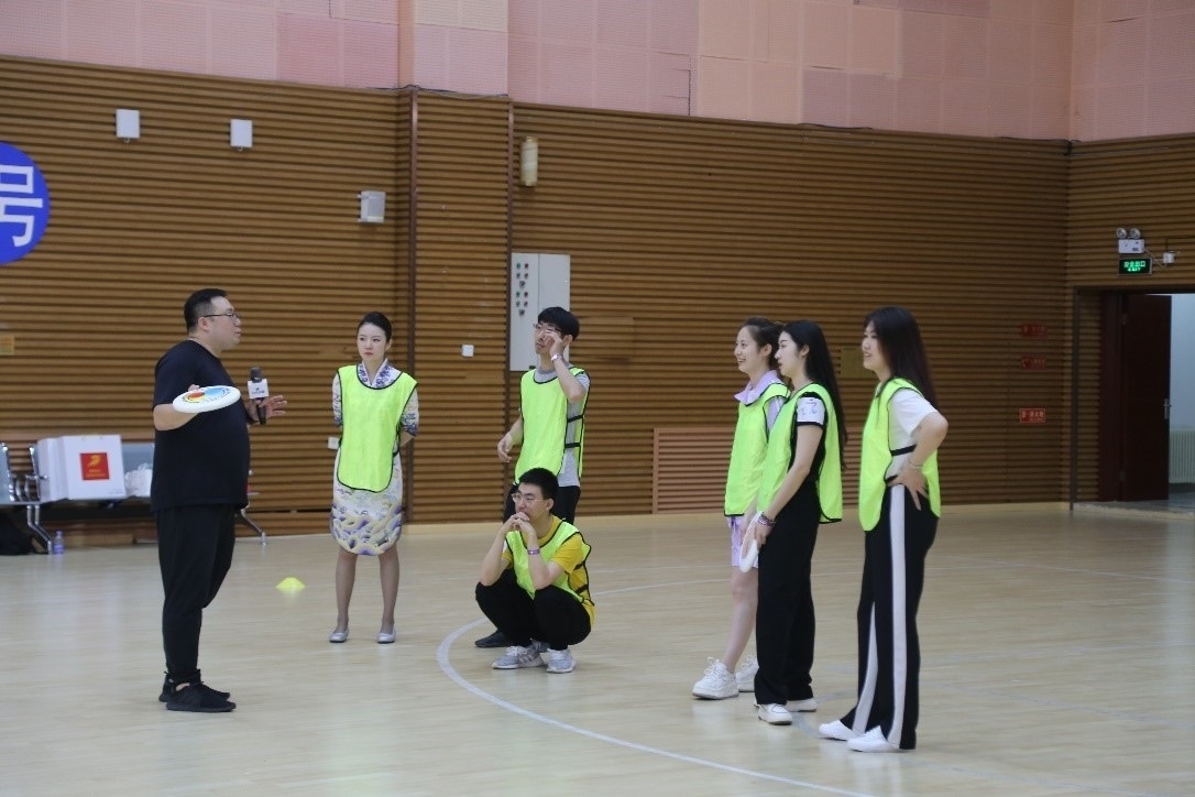 在“友趣體驗營”上，年輕用戶正在學習飛盤運動技巧。 受訪者供圖