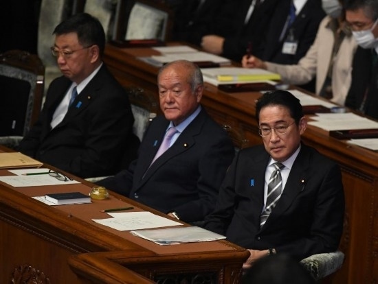 ??2023年12月13日，日本首相岸田文雄（右）參加國會閉會式。新華社記者馮武勇攝