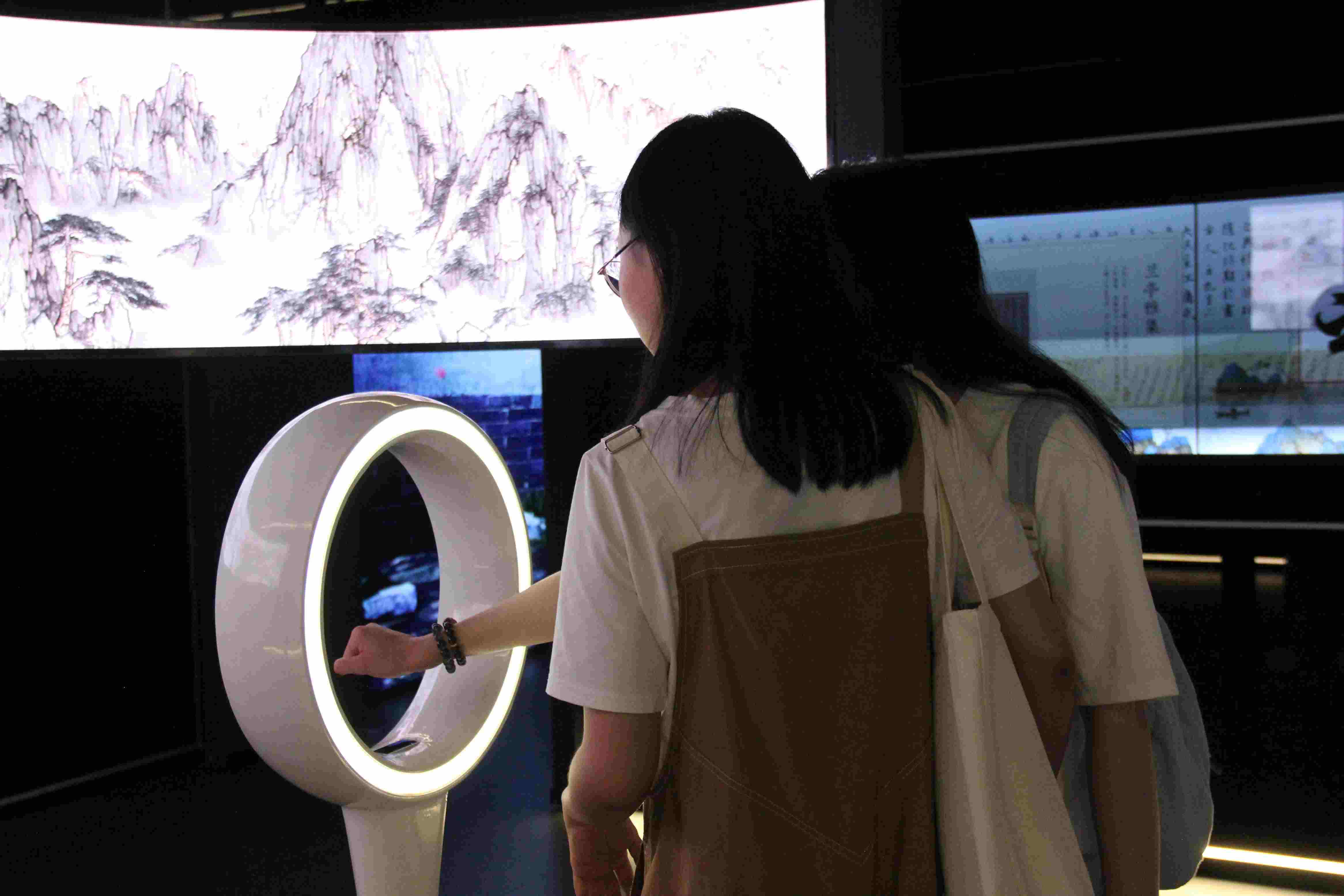 游客在“元啟金陵”南京數(shù)字文化客廳參觀并參與互動(dòng)。受訪者供圖
