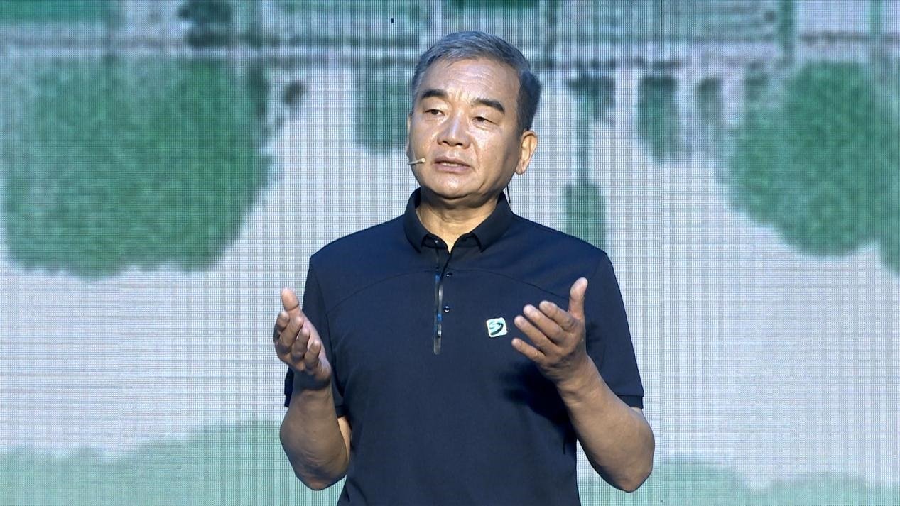 中國博物館協(xié)會理事長劉曙光現(xiàn)場講述。