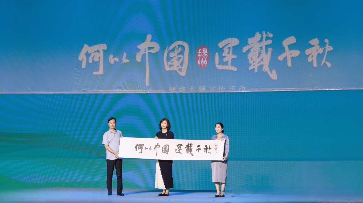 隋唐大運河文化博物館館長曹岳森（左）、揚州中國大運河博物館館長鄭晶（中）、浙東運河博物館負責人張慧（右）共同展卷。