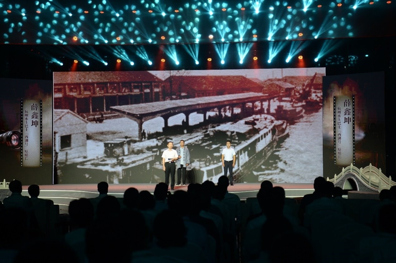 杭州水上巴士“西湖”號原船長薛鑫坤（左）、窯灣古鎮(zhèn)漁民藝術(shù)團團長沈召明（中）、港航潤楊6060貨船主楊杰偉（右）現(xiàn)場講述。