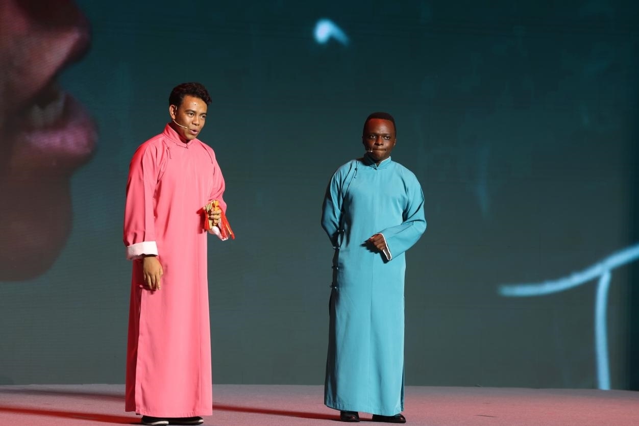 來自馬達加斯加的北京外國語大學教師唐磊（左）和來自肯尼亞的天津師范大學博士生孔愛凱（右）說唱大運河。