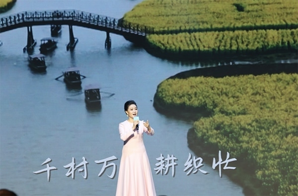 歌唱家、中國音樂學院教授雷佳現(xiàn)場演唱。