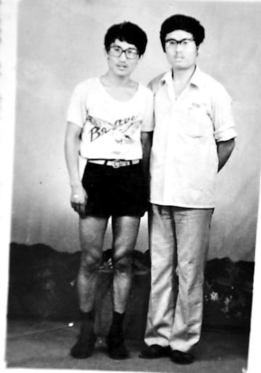 薛其坤（左）與大學(xué)同學(xué)合影。