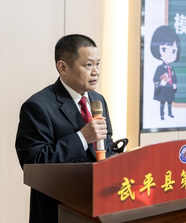 圖④：武平法院刑庭庭長候良石在模擬法庭后為學生上普法課。