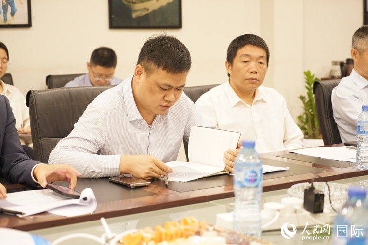 新當(dāng)選尼日利亞中國礦業(yè)聯(lián)合會會長中國和聯(lián)公司董事長李輝發(fā)言。人民網(wǎng)記者 姜宣攝