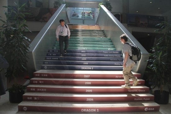 6月24日，在葡萄牙里斯本，與會者準備走進“龍計劃”五期總結研討會暨六期（2024-2028年）啟動會會場。