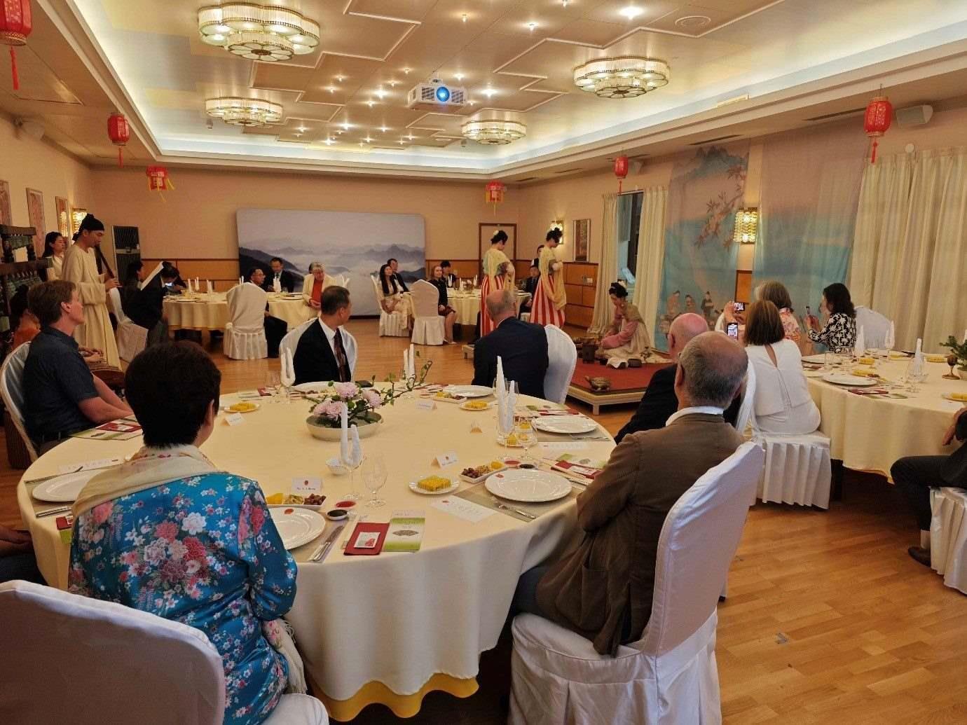 來賓們觀賞茶藝表演和品嘗中華美食。中國(guó)駐瑞典大使館供圖