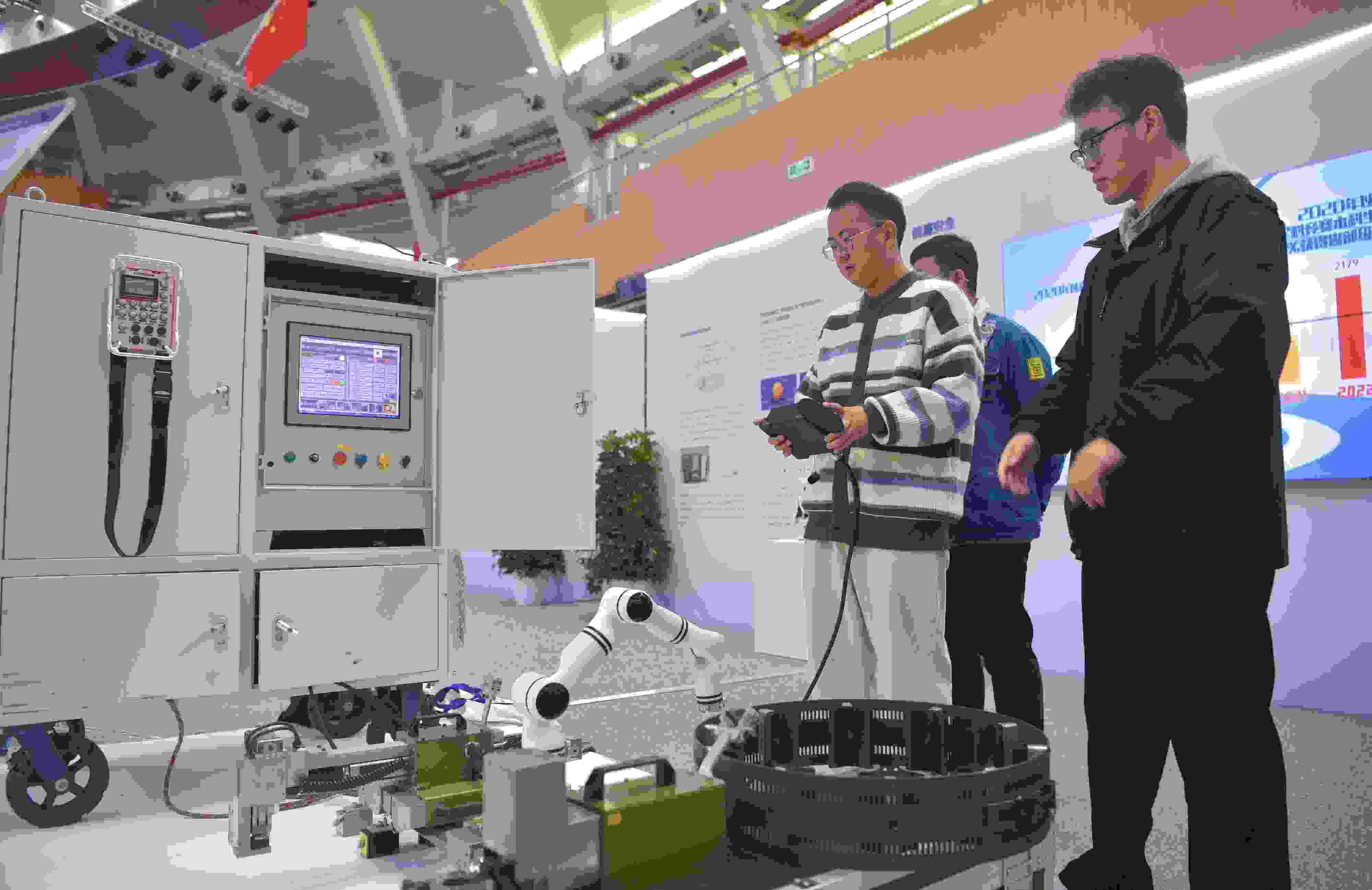 2023年，京南地區(qū)高?？萍汲晒平闀?huì)在北京建筑大學(xué)大興校區(qū)舉行。圖為高校師生在展示管道全位置焊接機(jī)器人系統(tǒng)成果。