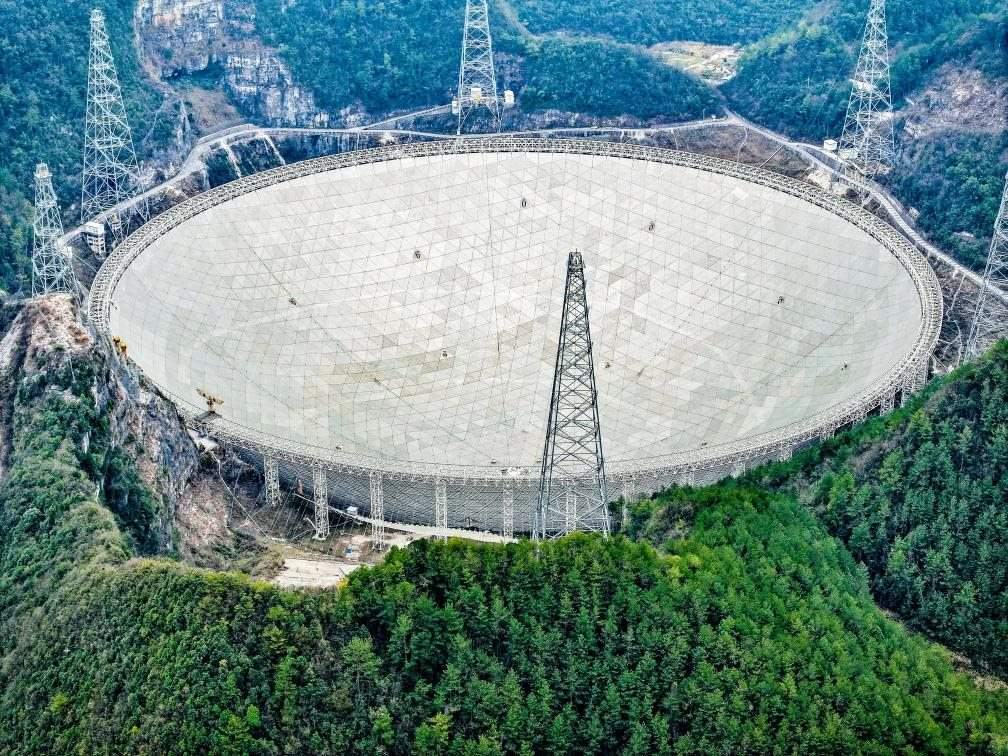 這是2024年2月26日拍攝的位于貴州的“中國天眼”（無人機(jī)全景圖片，維護(hù)保養(yǎng)期間拍攝）。新華社記者 歐東衢 攝