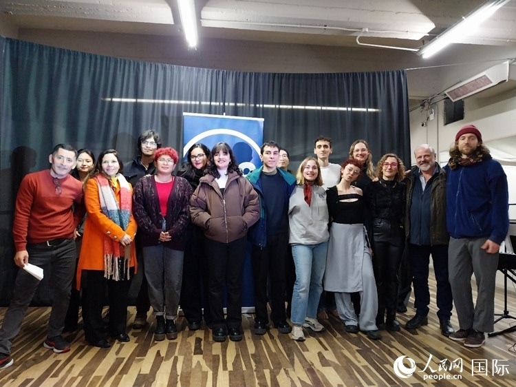 活動(dòng)現(xiàn)場(chǎng)藝術(shù)家合影。人民網(wǎng)記者 許放攝