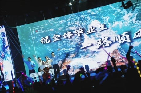 歌曲《祝你一路順風(fēng)》演出現(xiàn)場。供圖：日照職業(yè)技術(shù)學(xué)院