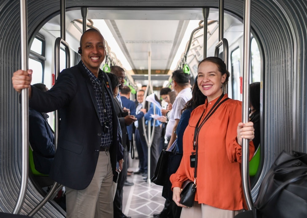 2024年4月22日，拉美和加勒比國(guó)家駐華使節(jié)、機(jī)構(gòu)代表和記者應(yīng)外交部邀請(qǐng)，在襄陽(yáng)騰龍汽車有限公司參訪。新華社記者 杜子璇 攝