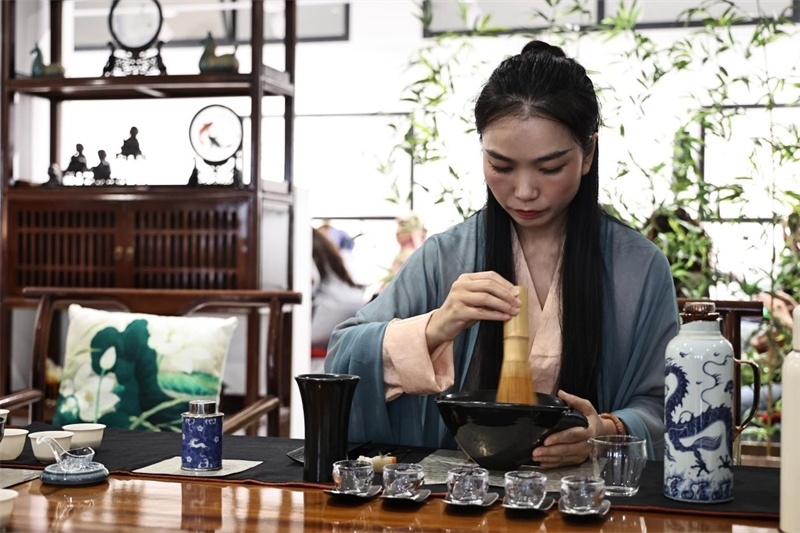 茶藝師現(xiàn)場(chǎng)展示宋式點(diǎn)茶。拉巴特中國(guó)文化中心供圖