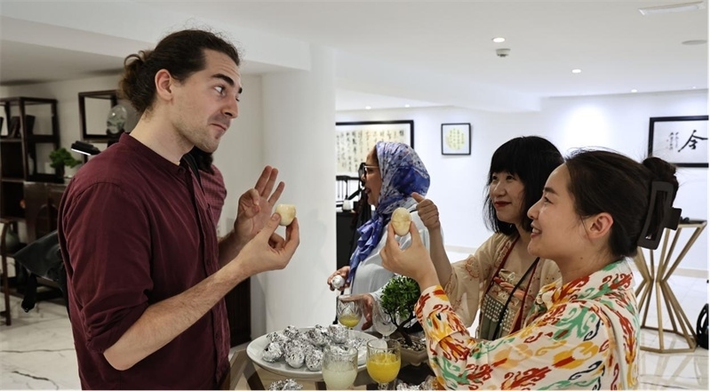 嘉賓品嘗茶葉蛋。拉巴特中國(guó)文化中心供圖