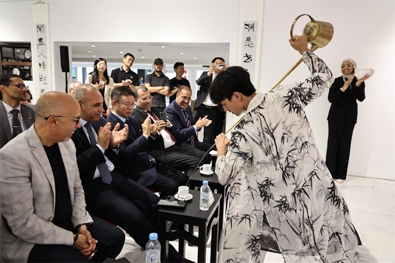 長(zhǎng)嘴壺斟茶。拉巴特中國(guó)文化中心供圖