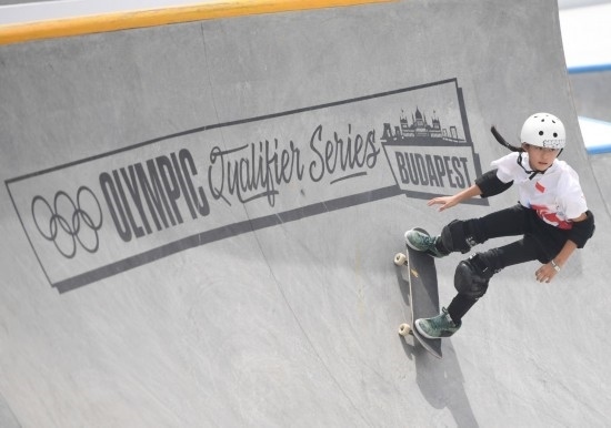 6月20日，鄭好好在比賽中，她在預(yù)賽中最佳成績?yōu)?2.60分。當(dāng)日，巴黎奧運會資格系列賽布達(dá)佩斯站滑板女子碗池預(yù)賽在布達(dá)佩斯舉行。新華社記者 賀燦鈴 攝