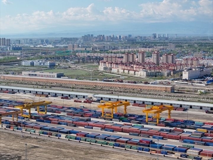 這是2024年4月18日拍攝的霍爾果斯鐵路口岸換裝場（無人機(jī)照片）。新華社記者 趙戈 攝
