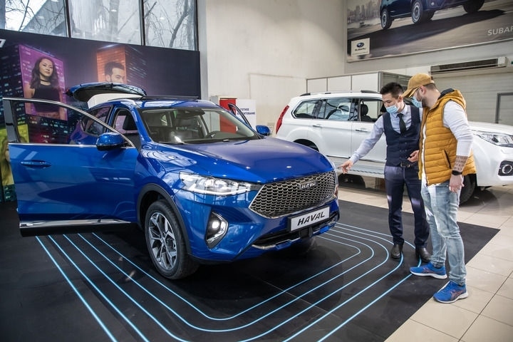 2021年4月1日，銷售人員在哈薩克斯坦阿拉木圖市經(jīng)銷商店向消費(fèi)者介紹哈弗汽車。新華社發(fā)（阿斯塔納汽車公司供圖）