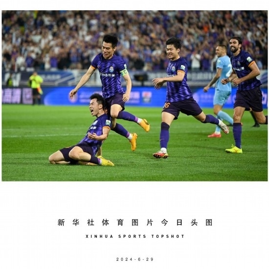  6月29日，天津津門(mén)虎隊(duì)球員劉俊賢（左一）在比賽中進(jìn)球后慶祝。新華社記者 孫凡越 攝