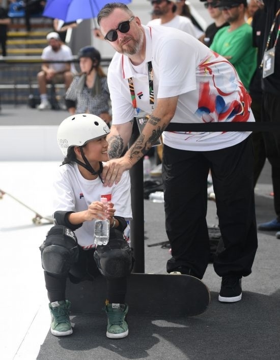 6月20日，鄭好好（左）在比賽間隙與教練互動，她在預(yù)賽中最佳成績?yōu)?2.60分。當(dāng)日，巴黎奧運會資格系列賽布達(dá)佩斯站滑板女子碗池預(yù)賽在布達(dá)佩斯舉行。新華社記者 賀燦鈴 攝