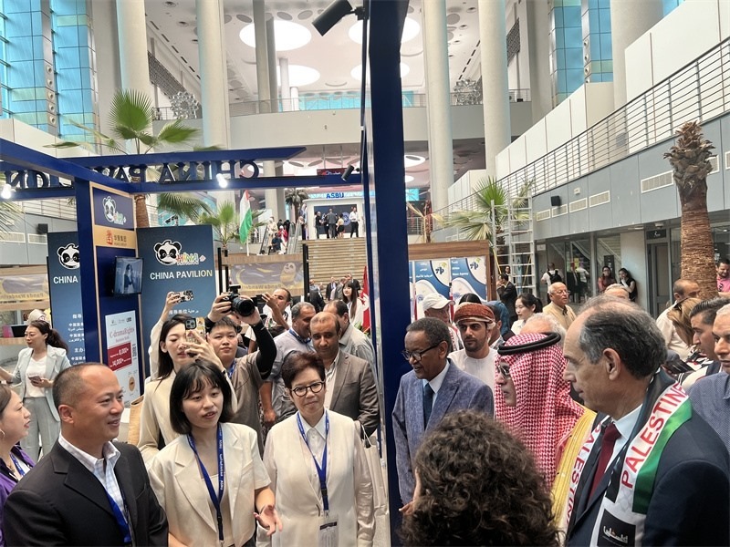 沙特廣播電視局首席執(zhí)行官、阿廣聯(lián)主席穆罕默德（右二）、阿廣聯(lián)秘書長蘇萊曼（右三）等阿拉伯國家嘉賓參觀展臺。主辦方供圖