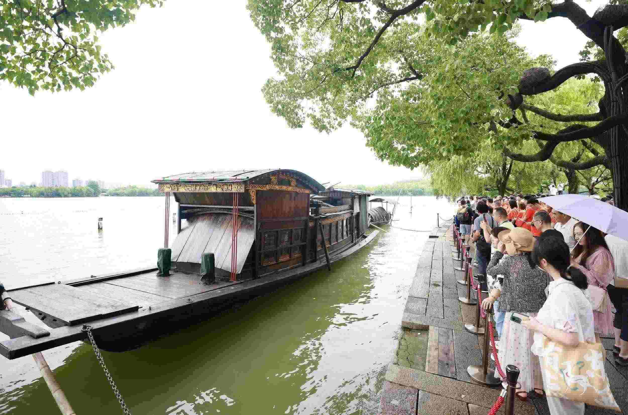 浙江嘉興，游客在南湖景區(qū)湖心島瞻仰紅船，感悟“紅船精神”。（圖片來源：視覺中國）