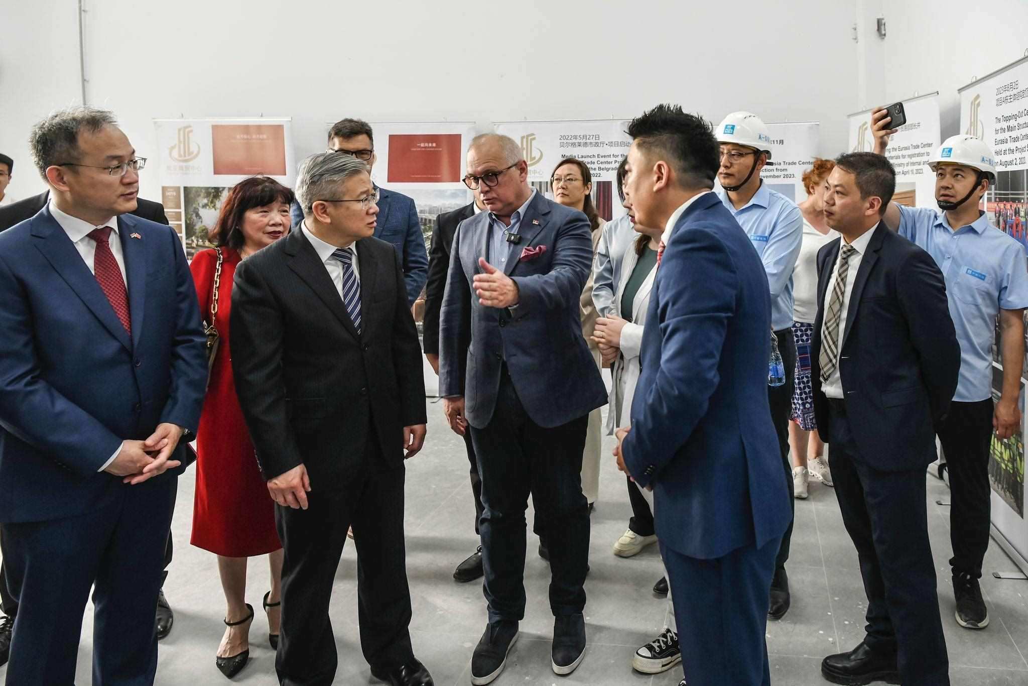 徐文光（左二）與韋西奇（左三）視察歐亞商貿(mào)中心。 歐亞商貿(mào)中心供圖