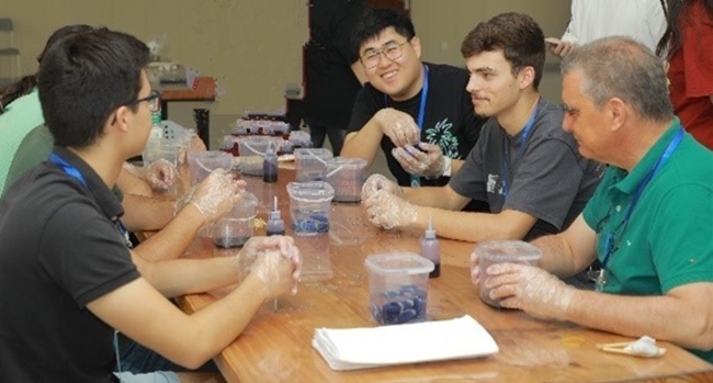 葡萄牙魯班工坊師生扎染體驗。天津機電職業(yè)技術學院供圖