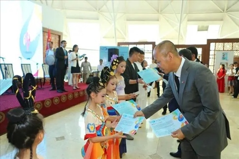 △當(dāng)?shù)貢r(shí)間6月27日，2024“未來(lái)世界”國(guó)際青少年藝術(shù)展演在塔吉克斯坦國(guó)家博物館開(kāi)幕。