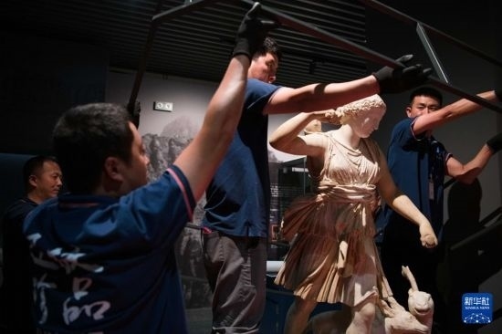 7月2日，工作人員將開(kāi)箱后的古希臘文物放置在展臺(tái)上。新華社記者 張端 攝