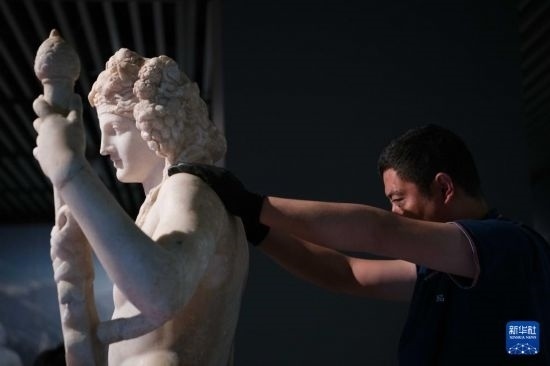 7月2日，工作人員將開(kāi)箱后的古希臘文物放置在展臺(tái)上。新華社記者 張端 攝