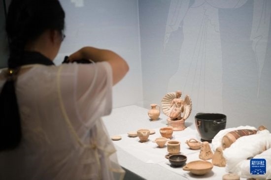 7月2日，開(kāi)箱后的古希臘文物被工作人員移入展柜。新華社記者 張端 攝