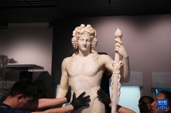 7月2日，工作人員將開(kāi)箱后的古希臘文物放置在展臺(tái)上。新華社記者 張端 攝