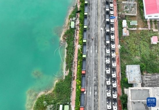 7月2日，車輛在巴克圖口岸有序出境（無人機照片）。新華社發(fā)（馬丁 攝）