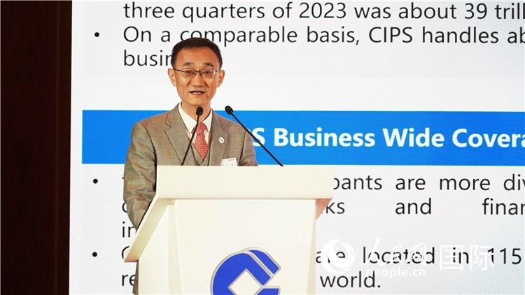 跨境銀行間支付清算有限責(zé)任公司總裁許再越發(fā)言。 人民網(wǎng) 張茜 攝
