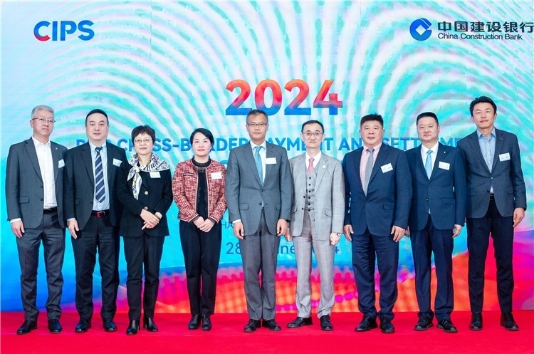 鄭冰開公使與CIPS公司、建行總行以及在南中資銀行合影、留念。（中國(guó)建設(shè)銀行約翰內(nèi)斯堡分行供圖）