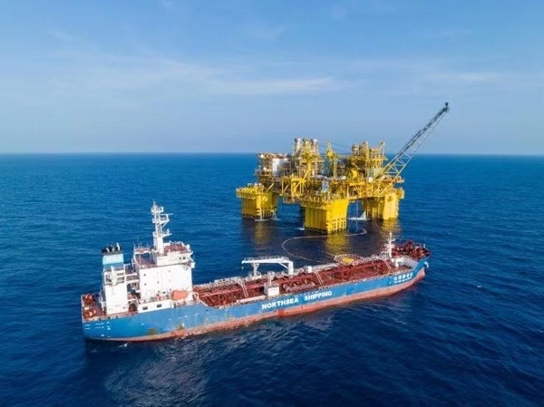 “深海一號(hào)”正在開展凝析油外輸作業(yè)。徐海舟攝