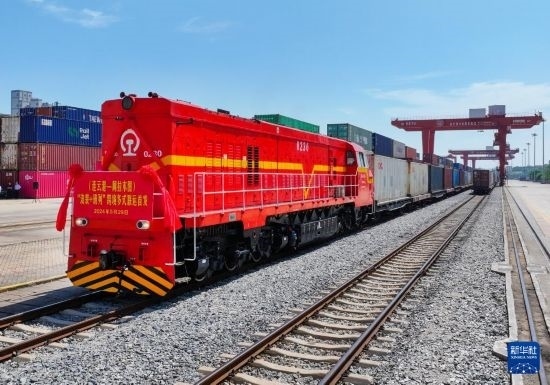 5月29日，在中哈連云港物流合作基地，首列連云港-阿拉木圖“滾裝+班列”跨境多式聯(lián)運專列整裝待發(fā)（無人機照片）。新華社發(fā)（王健民 攝）