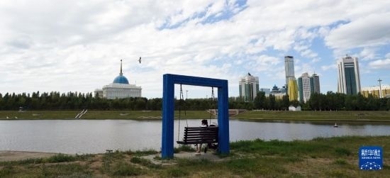 6月30日，一名女子在哈薩克斯坦首都阿斯塔納伊希姆河畔休息。新華社記者 王建華 攝