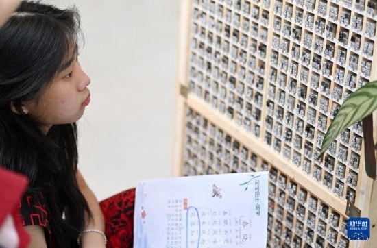 7月3日，外國學(xué)生在了解中國的活字印刷。新華社記者 李然 攝