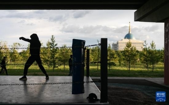 7月2日，在哈薩克斯坦首都阿斯塔納，一名男子在橋下運動場練習(xí)拳擊。新華社記者 白雪騏 攝