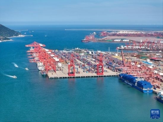 6月26日，貨輪?？吭谶B云港港集裝箱碼頭（無人機照片）。新華社記者 季春鵬 攝