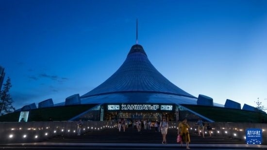 這是7月1日在哈薩克斯坦首都阿斯塔納拍攝的“可汗之帳”購(gòu)物中心。新華社記者 王建華 攝