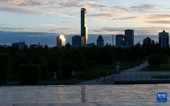 這是7月2日拍攝的哈薩克斯坦首都阿斯塔納市中心的建筑群。新華社記者 白雪騏 攝