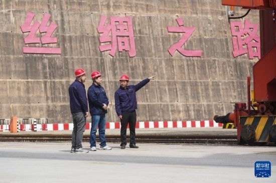 中哈兩國工作人員在中哈連云港物流合作基地交流（2023年5月10日攝）。新華社記者 季春鵬 攝