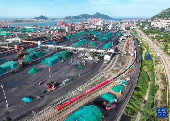 6月26日，“韓國-連云港-中亞”國際多式聯(lián)運班列從中哈連云港物流合作基地出發(fā)，駛往哈薩克斯坦、烏茲別克斯坦（無人機照片）。班列運載的55個大柜此前于6月13日從韓國境內發(fā)出，經(jīng)釜山港海運抵達連云港后轉由鐵路運輸。新華社記者 季春鵬 攝